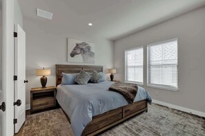Condo, 1 cama King e sofá-cama, banheira de imersão (930 S Eagle B2 #204) | 1 quarto, individualmente decorados, individualmente mobiliados