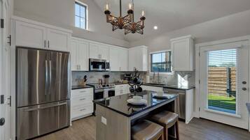 Appartement, 1 kingsize bed met slaapbank, hot tub (930 S Eagle B2 #204) | Privékeuken | Een koffiezetapparaat/waterkoker