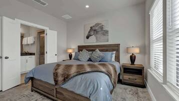 Condo, 1 cama King size y sofá cama, hidromasaje (930 S Eagle B2 #204) | 1 habitación, decoración personalizada y muebles diferentes