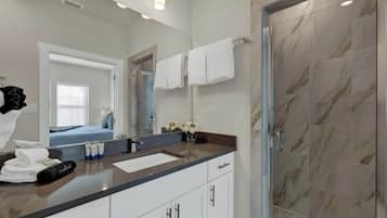 Condo, 1 King Bed with Sofa bed, Hot Tub (930 S Eagle B2 #204) | Bathroom | Towels