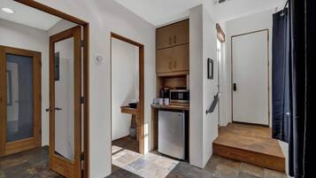 Huis, 1 kingsize bed, patio (406 W Schubert C) | Privékitchenette | Een koffiezetapparaat/waterkoker
