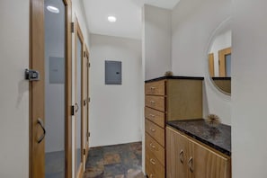 House, 1 King Bed, Patio (406 W Schubert C) | Interior