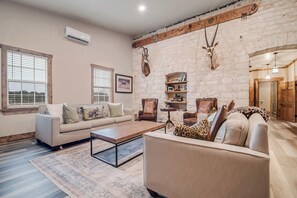 Hus, flere senger, terrasse (465 Bear Crk H & G) | Oppholdsområde