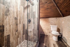 Nhà, nhiều giường, sân hiên (465 Bear Crk H & G) | Phòng tắm | Khăn tắm 