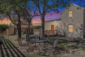 Outdoor dining - German and Winzing Haus (Fredericksburg)