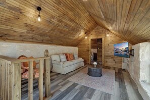 Casa, varias camas, patio (465 Bear Crk H & G) | Zona de estar | Una televisión