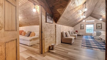 House, Multiple Beds, Patio (465 Bear Crk H & G) | Interior