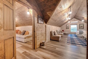 House, Multiple Beds, Patio (465 Bear Crk H & G) | Interior