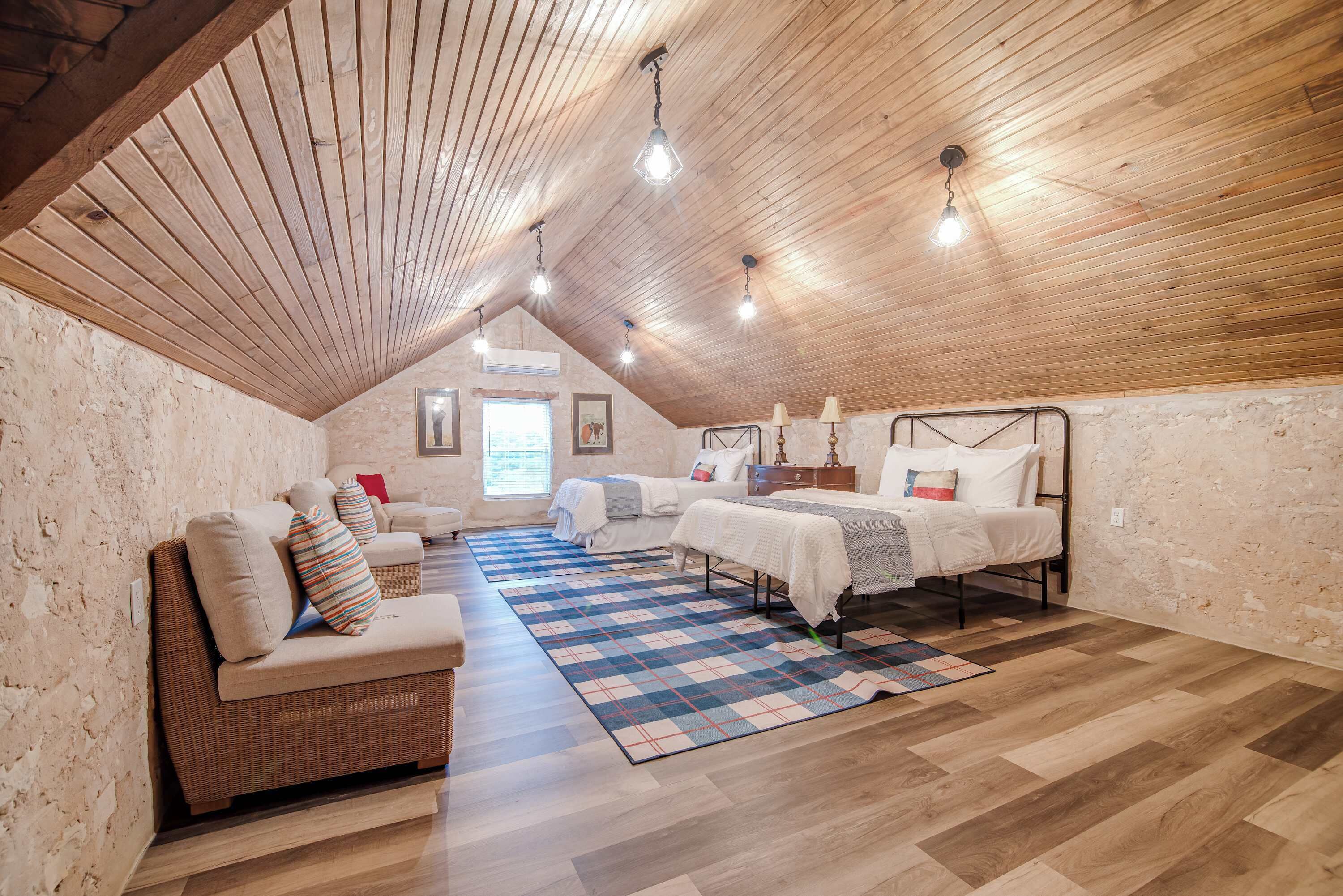 Casa, varias camas, patio (465 Bear Crk H & G) | 4 habitaciones, decoración personalizada y muebles diferentes 