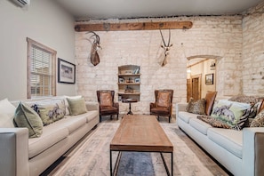 Casa, várias camas, varanda (465 Bear Crk H & G) | Área de estar