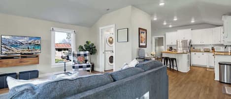 House, Multiple Beds, Patio, City View (614 Fulton St.) | Living area