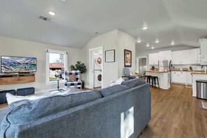 Hus, flere senger, terrasse, byutsikt (614 Fulton St.) | Oppholdsområde