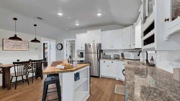 Casa, varias camas, patio, vistas a la ciudad (614 Fulton St.) | Cocina privada | Cafetera o tetera