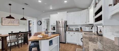 獨棟房屋, 多張床, 庭院, 城市景觀 (614 Fulton St.) | 私人廚房 | 咖啡機/沖茶器