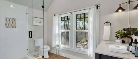 Hus, flere senger, terrasse, byutsikt (614 Fulton St.) | Bad | Håndklær