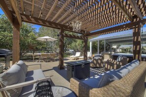 Outdoor dining - Weitz Getaway With Private Pool Two Hot Tubs (Fredericksburg)
