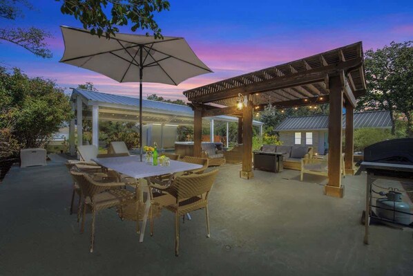 Outdoor dining - Weitz Getaway With Private Pool Two Hot Tubs (Fredericksburg)