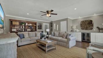 Talo, useita sÀnkyjÀ, pÀÀsy uima-altaalle, nÀköala puutarhaan (113 + 147 Weitz Rd) | Oleskelualue