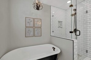 Maison, Plusieurs lits, accès à la piscine, vue sur le jardin (113 + 147 Weitz Rd) | Salle de bain | Serviettes fournies