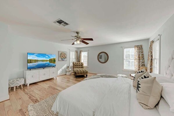 Casa, várias camas, banheira de imersão, vista para a cidade (301 E Travis St.) | 3 quartos, individualmente decorados, individualmente mobiliados