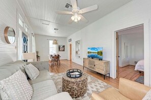 Casa, varias camas, bañera de hidromasaje, vistas a la ciudad (301 E Travis St.) | Zona de estar | Una televisión