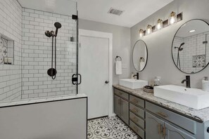 Huis, Meerdere bedden, toegang tot zwembad (113 Weitz Rd - M & G) | Badkamer | Designer toiletartikelen, handdoeken