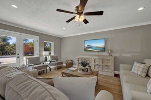 Casa, varias camas, acceso a la piscina (113 Weitz Rd - M & G) | Zona de estar