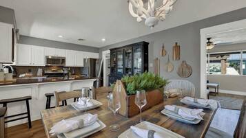 Talo, useita sÀnkyjÀ, pÀÀsy uima-altaalle (113 Weitz Rd - M & G) | Ruokailu