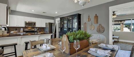 Casa, varias camas, acceso a la alberca (113 Weitz Rd - M & G) | Restaurantes