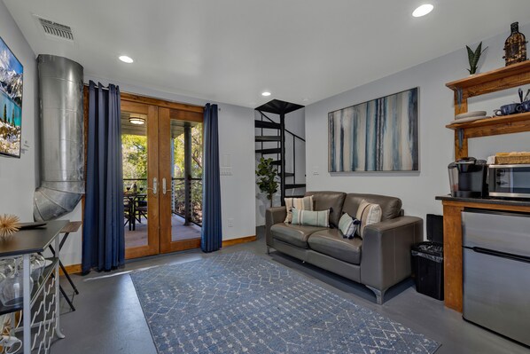 Casa, 1 cama King size, patio | Área de sala de estar | Televisión 