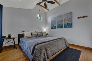 House, 1 King Bed, Patio | 1 bedroom, individually decorated, individually furnished, free WiFi - Creekview (Fredericksburg)