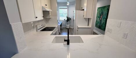 Kühlschrank, Ofen, Geschirrspüler, Wasserkocher mit Kaffee-/Teezubehör