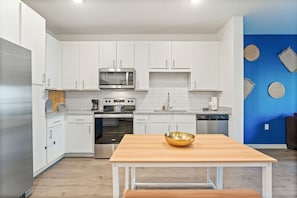 Refrigerador, microondas, horno, placa de cocina