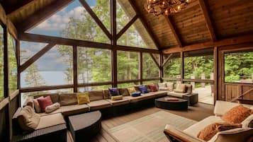 TV connectée, cheminée, chaßne hi-fi