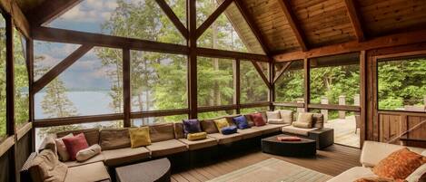 Smart-tv, eldstad och en stereo