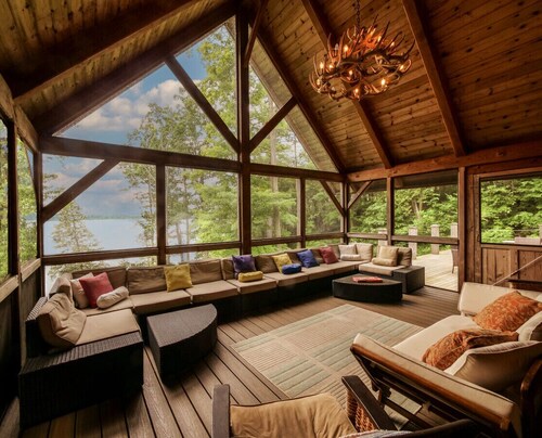 Secluded and lavish 6BDR lakehouse in private cove with outdoor (year round) hot tub & steam sauna