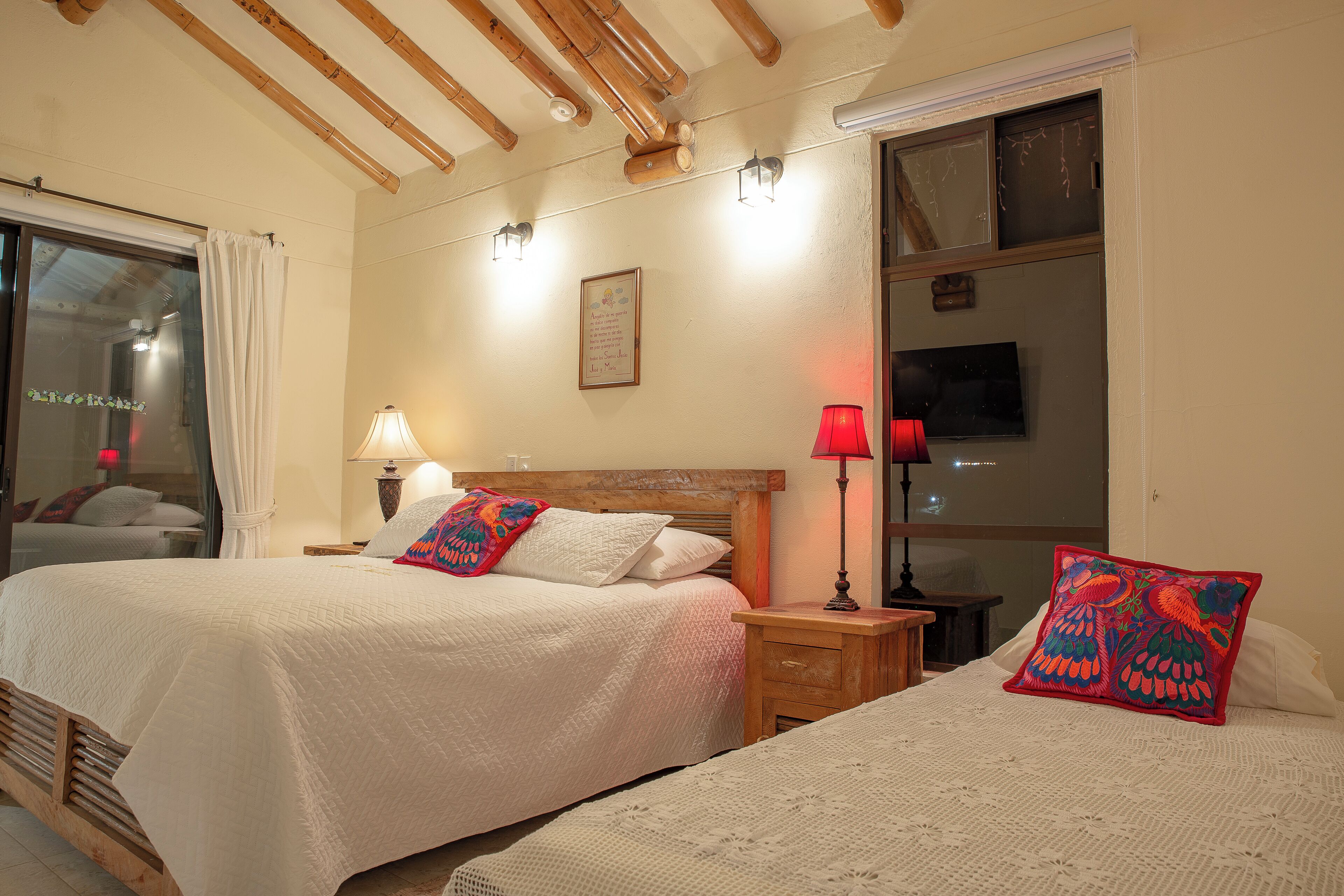 3 habitaciones, tabla de planchar con plancha, wifi y ropa de cama 