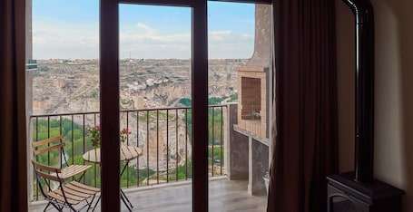 Design Suite | Living area | Flat-screen TV, fireplace