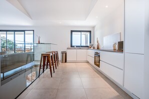 Fridge, microwave, oven, stovetop - Spacious villa w/ exceptional sea-view, pool & petanque ground _ 5 mn from beach (Lumio)