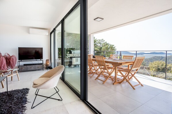 Outdoor dining - Spacious villa w/ exceptional sea-view, pool & petanque ground _ 5 mn from beach (Lumio)