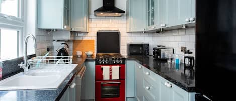 Refrigerador, tetera eléctrica, tostadora y utensilios de cocina