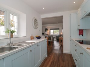 Fridge, dishwasher, electric kettle, toaster - Quay Cottage - Sea View (Poole)