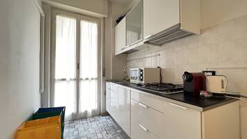 Réfrigérateur, micro-ondes, plaque de cuisson, cafetière/bouilloire