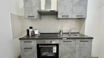 Fridge, oven, stovetop, coffee/tea maker