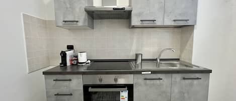 Réfrigérateur, un four, surface de cuisson, cafetiÚre-théiÚre