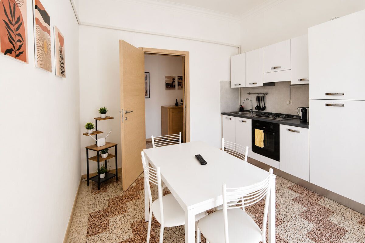 Coffee/tea maker, fridge, oven, stovetop