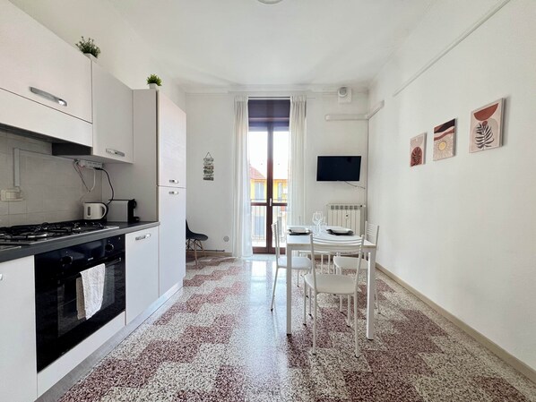Fridge, oven, stovetop, coffee/tea maker