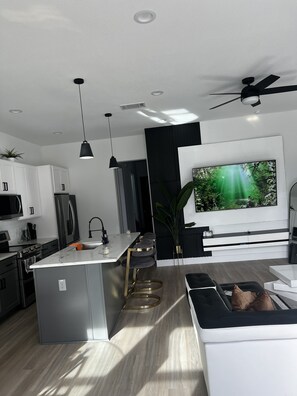 Smart TV, books - Modern 3BR home NRG/Downtown HTX
 (Houston)