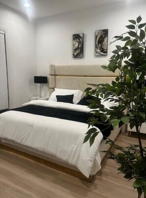 3 bedrooms, in-room safe, desk, iron/ironing board - Modern 3BR home NRG/Downtown HTX
 (Houston)