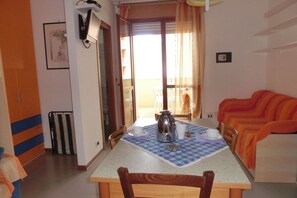 Studio, Multiple Bedrooms, Private Pool - Colorful Studio Apartment With air Conditioning (San Michele al Tagliamento)
